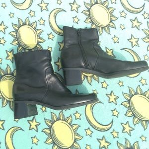 Black leather women’s boots, Naturalizer, size 6